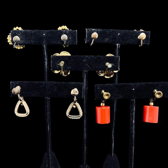 Lot of 5 Gold Tone Screw Back Earrings (5372) - Picture 8 of 9